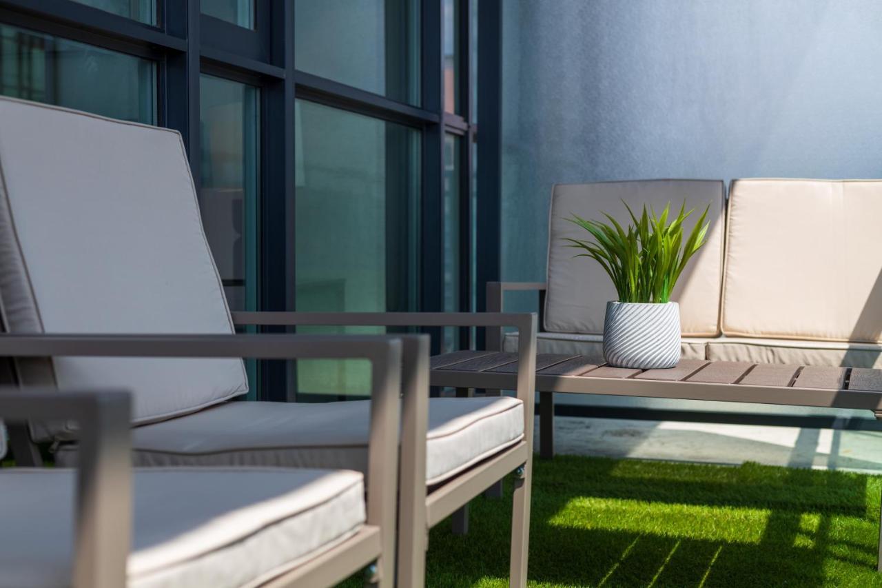 Ultra Luxurious 2.5 Bedroom 2 Full Bathroom 1 Parking Condo Near Sq1 Striking Views Миссиссага Экстерьер фото