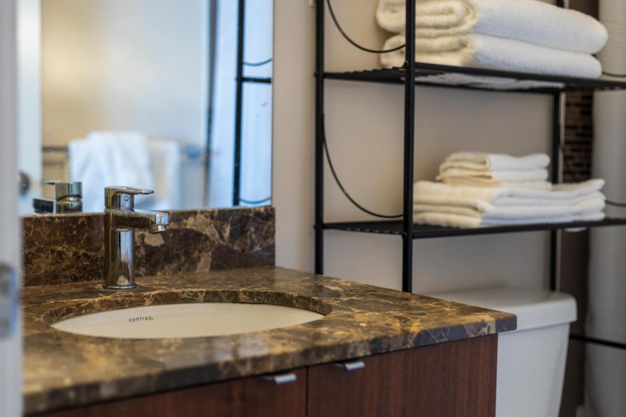 Ultra Luxurious 2.5 Bedroom 2 Full Bathroom 1 Parking Condo Near Sq1 Striking Views Миссиссага Экстерьер фото